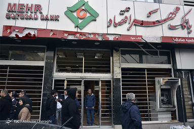 تخریب اموال عمومی توسط آشوبگران درتهران
