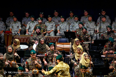 کنسرت «سرو‌ها ایستاده می‌میرند»