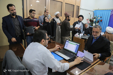  حضور علیرضا زاکانی در محل ثبت‌ نام داوطلبان انتخابات مجلس یازدهم قم