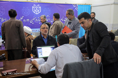  حضور علیرضا زاکانی در محل ثبت‌ نام داوطلبان انتخابات مجلس یازدهم قم