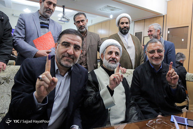 حضور مجتبی ذوالنور، علیرضا زاکانی و احمد امیرآبادی در محل ثبت‌ نام داوطلبان انتخابات مجلس یازدهم قم