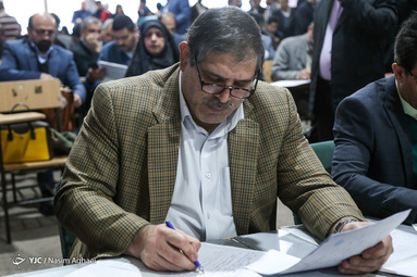 حضور عباس جدیدی در آخرین روز ثبت نام داوطلبان انتخابات مجلس در فرمانداری تهران‎