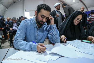 حضور وحید یامین پور در آخرین روز ثبت نام داوطلبان انتخابات مجلس در فرمانداری تهران‎