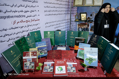 بازدید سردار سلامی از نمایشگاه پیشگامان گام دوم انقلاب