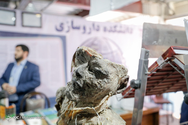 بازدید سردار سلامی از نمایشگاه پیشگامان گام دوم انقلاب