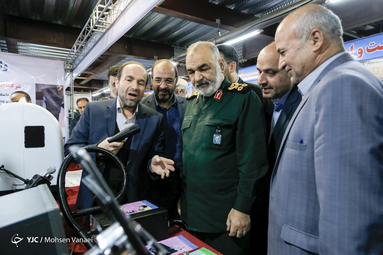 بازدید سردار سلامی از نمایشگاه پیشگامان گام دوم انقلاب
