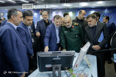 بازدید سردار سلامی از نمایشگاه پیشگامان گام دوم انقلاب