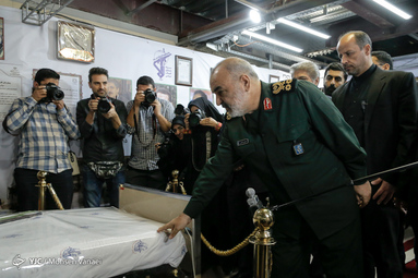 بازدید سردار سلامی از نمایشگاه پیشگامان گام دوم انقلاب