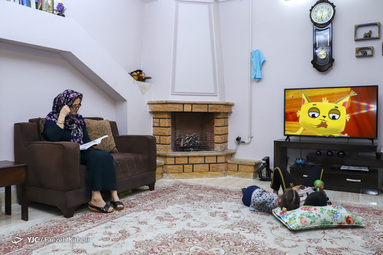 زلیخا آغشته ۴۴ ساله و مادر سه فرزند حدود ۱۶ سال به شغل پرستاری مشغول است