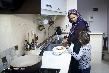 زلیخا آغشته ۴۴ ساله و مادر سه فرزند حدود ۱۶ سال به شغل پرستاری مشغول است