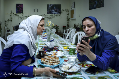 زلیخا آغشته ۴۴ ساله و مادر سه فرزند حدود ۱۶ سال به شغل پرستاری مشغول است