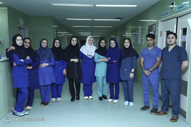 زلیخا آغشته ۴۴ ساله و مادر سه فرزند حدود ۱۶ سال به شغل پرستاری مشغول است