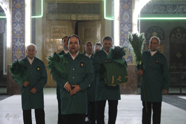 گل آرایی و تعویض پرچم حرم حضرت زینب(س)