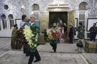 گل آرایی و تعویض پرچم حرم حضرت زینب(س)