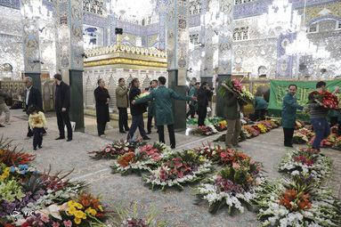 گل آرایی و تعویض پرچم حرم حضرت زینب(س)