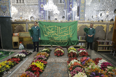 گل آرایی و تعویض پرچم حرم حضرت زینب(س)