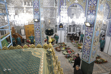 گل آرایی و تعویض پرچم حرم حضرت زینب(س)