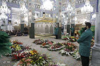 گل آرایی و تعویض پرچم حرم حضرت زینب(س)