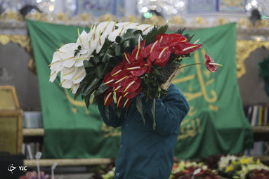 گل آرایی و تعویض پرچم حرم حضرت زینب(س)