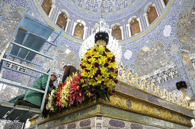 گل آرایی و تعویض پرچم حرم حضرت زینب(س)