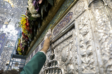 گل آرایی و تعویض پرچم حرم حضرت زینب(س)