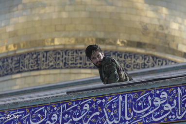 گل آرایی و تعویض پرچم حرم حضرت زینب(س)