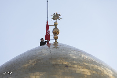 گل آرایی و تعویض پرچم حرم حضرت زینب(س)