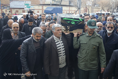 تشییع پیکر مادر شهیدان «جنگروی» در مقابل مسحدد خداداد تهران