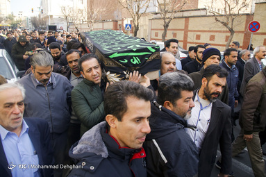 تشییع پیکر مادر شهیدان «جنگروی» در مقابل مسحدد خداداد تهران