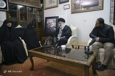حضور رهبر معظم انقلاب در منزل سردار شهید سپهبد سلیمانی