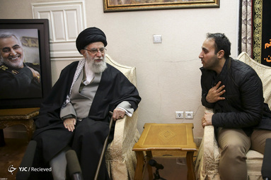 حضور رهبر معظم انقلاب در منزل سردار شهید سپهبد سلیمانی