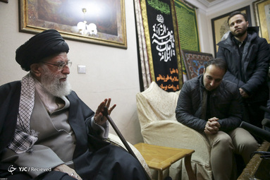 حضور رهبر معظم انقلاب در منزل سردار شهید سپهبد سلیمانی