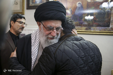 حضور رهبر معظم انقلاب در منزل سردار شهید سپهبد سلیمانی