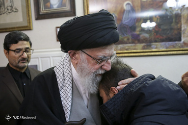 حضور رهبر معظم انقلاب در منزل سردار شهید سپهبد سلیمانی