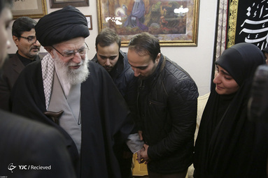حضور رهبر معظم انقلاب در منزل سردار شهید سپهبد سلیمانی