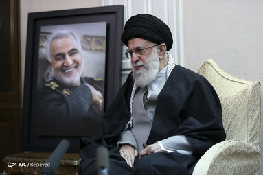 حضور رهبر معظم انقلاب در منزل سردار شهید سپهبد سلیمانی