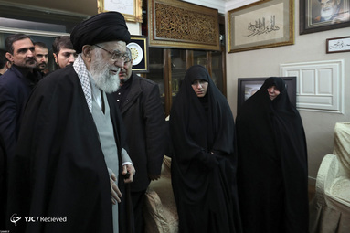 حضور رهبر معظم انقلاب در منزل سردار شهید سپهبد سلیمانی