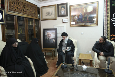 حضور رهبر معظم انقلاب در منزل سردار شهید سپهبد سلیمانی
