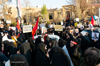 تجمع دانشجویان مقابل سفارت انگلیس در اعتراض به دخالت این کشور در امور ایران