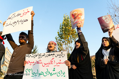 تجمع دانشجویان مقابل سفارت انگلیس در اعتراض به دخالت این کشور در امور ایران