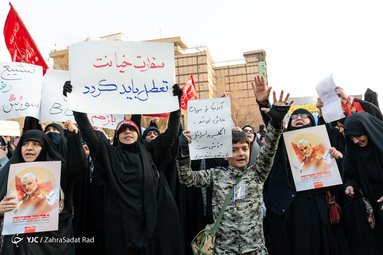 تجمع دانشجویان مقابل سفارت انگلیس در اعتراض به دخالت این کشور در امور ایران