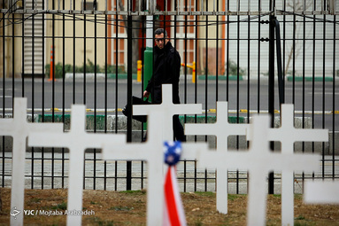 گورستان سربازان آمریکایی در سفارت سابق آمریکا
