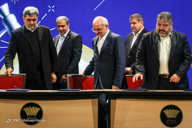 از راست: غلامرضا جلالی، رئیس سازمان پدافند غیر عامل کشور، محسن حاجی میرزایی، وزیر آموزش و پرورش و پیروز حناچی، شهردار تهران در همایش گام دوم طرح مدارس آماده