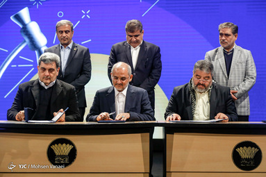 از راست: غلامرضا جلالی، رئیس سازمان پدافند غیر عامل کشور، محسن حاجی میرزایی، وزیر آموزش و پرورش و پیروز حناچی، شهردار تهران در همایش گام دوم طرح مدارس آماده