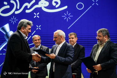 از راست: غلامرضا جلالی، رئیس سازمان پدافند غیر عامل کشور، محسن حاجی میرزایی، وزیر آموزش و پرورش و پیروز حناچی، شهردار تهران در همایش گام دوم طرح مدارس آماده