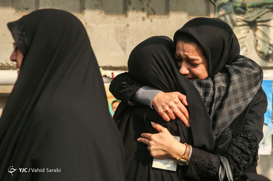حضور خانواده شهدای آتش‌نشان مقابل پلاسکو