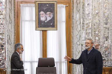 از راست : علی لاریجانی، رییس مجلس شورای اسلامی و نصرت‌الله لطفی، قائم مقام شورای هماهنگ تبلیغات اسلامی کشور