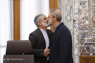 از راست : علی لاریجانی، رییس مجلس شورای اسلامی و نصرت‌الله لطفی، قائم مقام شورای هماهنگ تبلیغات اسلامی کشور