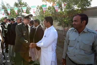 بازدید وزیر دفاع از مناطق سیل زده سیستان و بلوچستان