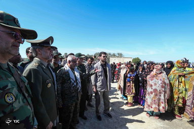 بازدید وزیر دفاع از مناطق سیل زده سیستان و بلوچستان